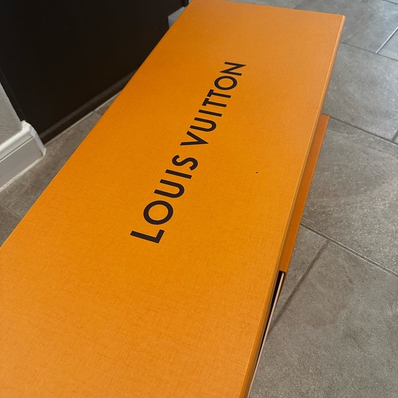 LOUIS VUITTON RAIN BOOTS - Picture 6 of 6